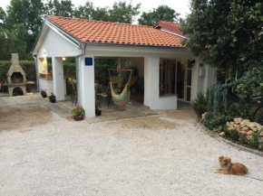 Gemütliches Ferienhaus in Pinezići mit großer Terrasse
